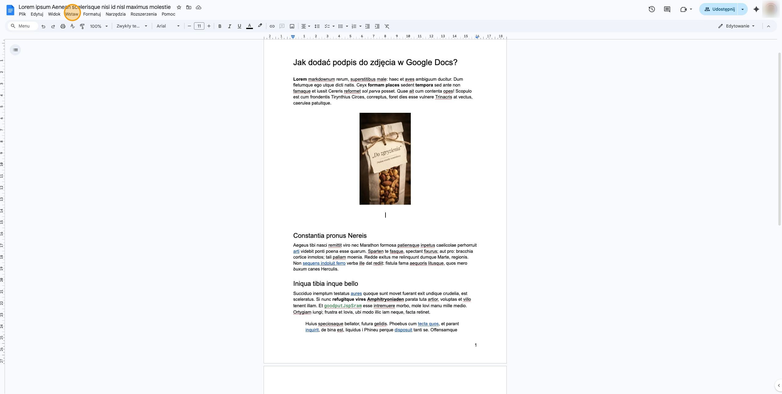 Interfejs Google Docs pokazujący proces dodawania podpisu pod obrazem w tabeli